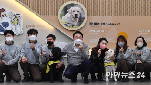 윤석열 대통령 당선인의 대통령직인수위원회가 28일 전국장애인차별철폐연대(전장연)의 출근길 지하철 시위 현장을 방문해 직접 요구사항을 들을 예정이라고 밝혔다. 사진은 윤석열 당시 대선후보가 지난 1월 19일 오후 경기도 용인시 처인구 삼성화재 안내견학교를 방문해 장애인 관련 정책공약 발표를 한 후 김예지 국민의힘 의원을 비롯한 참석자들과 기념촬영을 하고 있는 모습. [사진=김성진 기자]