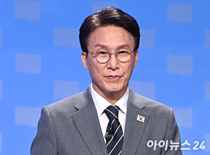 김민석 더불어민주당 당대표 후보가 12일 서울 목동 SBS에서 열린 당대표 후보자 토론회를 준비하고 있다. [사진=곽영래 기자]
