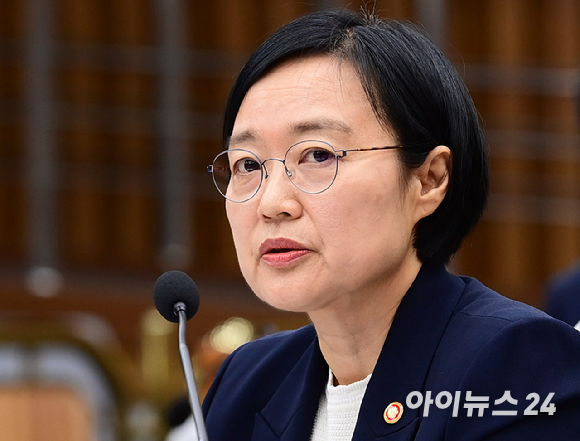 한성숙 국무총리 후보자가 25일 서울 여의도 국회에서 열린 인사청문회에서 출석해 질의에 답하고 있다. [사진=정소희 기자]