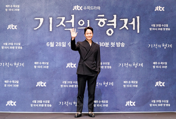 '기적의 형제' 제작발표회에 참석한 배우 정우 [사진=JTBC]