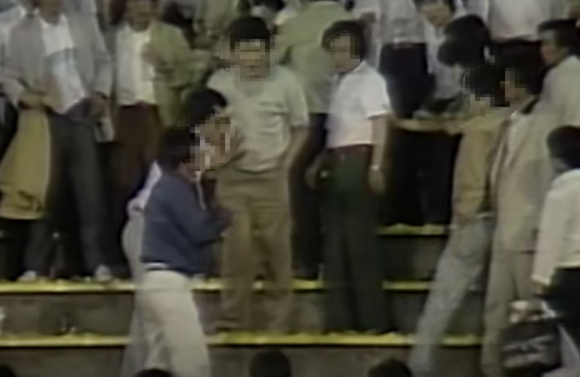 40년 전인 1986년 10월 22일. 야구팬들이 상대 팀 선수단 버스에 불을 지르는 최악의 사건이 발생했다. 사진은 당시 사건으로 전소된 해태 타이거즈 선수단 버스 [사진=KBO]