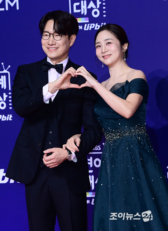 '동상이몽2' 조우종-정다은 부부, 이현이-홍성기 부부, 이지혜-문재완 부부가 30일 오후 서울 마포구 상암동 SBS 프리즘타워에서 열린&nbsp;2025 SBS 연예대상&nbsp;레드카펫 행사에 참석하고 있다. [사진=정소희 기자]