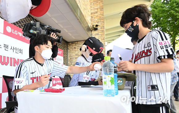 5일 오후 서울 잠실야구장에서 LG 트윈스와 두산 베어스의 경기가 열렸다. LG 박해민이 팬사인회를 하고 있다. [사진=김성진 기자]