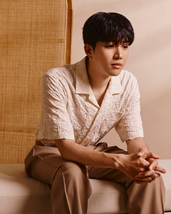 배우 강훈이 넷플릭스 시리즈 '너의 시간 속으로'(감독 김진원/ 원작 '상견니') 인터뷰에 앞서 포즈를 취하고 있다. [사진=넷플릭스]
