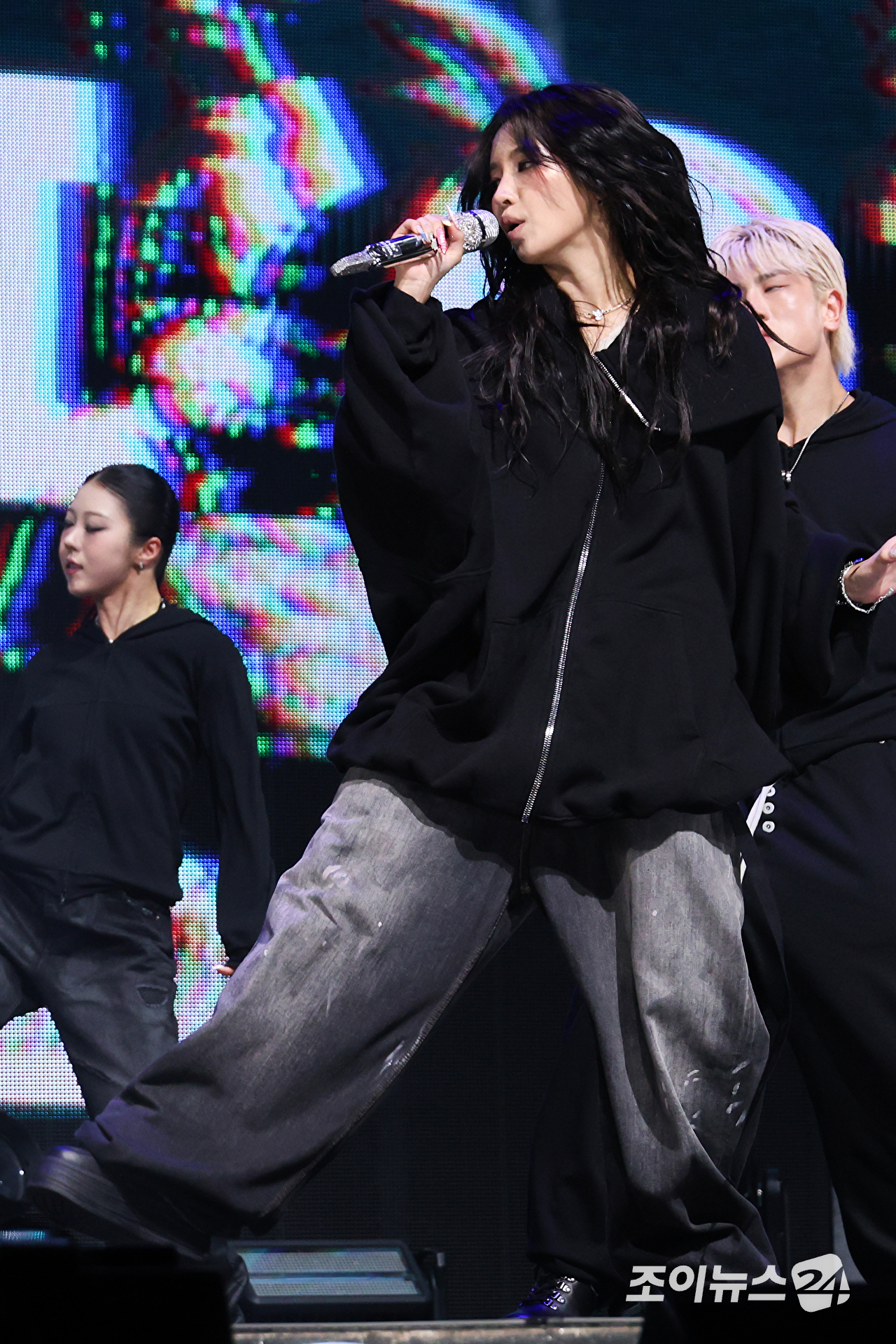 그룹 아이들 소연이 6일 오후 서울 광진구 광장동 예스24라이브홀에서 진행된 아이들(i-dle) 아홉 번째 미니 앨범 '위 메이드'(We made) 발매 기념 쇼케이스에 참석해 열띤 무대를 펼치고 있다. [사진=문수지 기자]