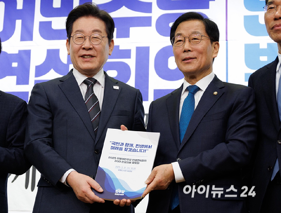 이재명 더불어민주당 대표가 12일 오전 서울 여의도 국회 도서관에서 열린 2025 더불어민주당 민생연석회의 20대 민생의제 발표회에서 민생의제를 전달받은 후 기념촬영을 하고 있다. [사진=곽영래 기자]