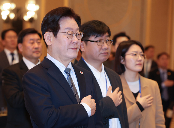 중국을 국빈방문 중인 이재명 대통령이 7일 상하이의 한 호텔에서 열린 순방 기자단 오찬 간담회에서 참석자들과 국기에 경례를 하고 있다. 2026.1.7 [사진=연합뉴스]