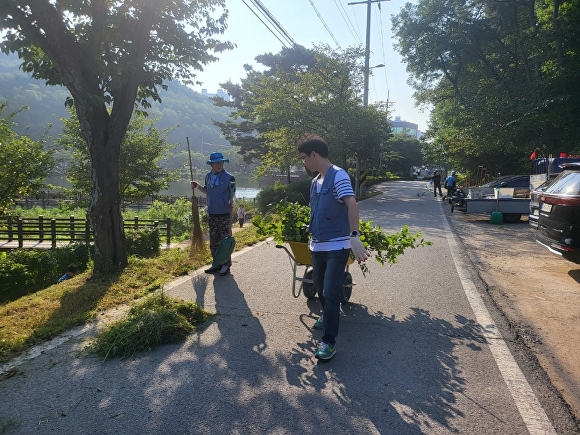 지난 24일 포스코 선재부가 추석맞이 우창동 마장지 환경정비를 실시하고 있다. [사진=포항시 북구청]