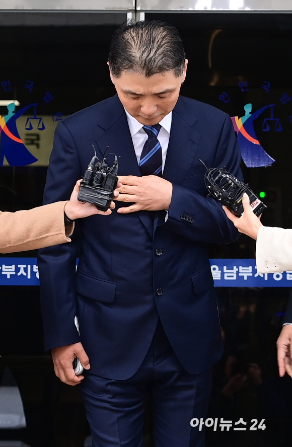 SM엔터테인먼트 시세 조종 혐의를 받고 있는 김범수 카카오 창업주 겸 경영쇄신위원장이 21일 오전 열린 1심 선고공판에서 무죄를 받고 법원을 나서고 있다. [사진=정소희 기자]