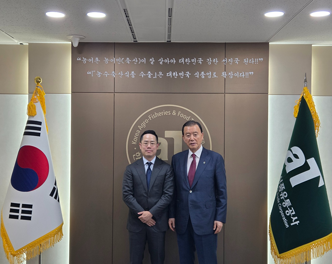 전성준 카카오 커머스 총괄리더(왼쪽)와 홍문표 한국농수산식품유통공사(aT) 사장이 기념 사진을 찍고 있다. [사진=카카오]