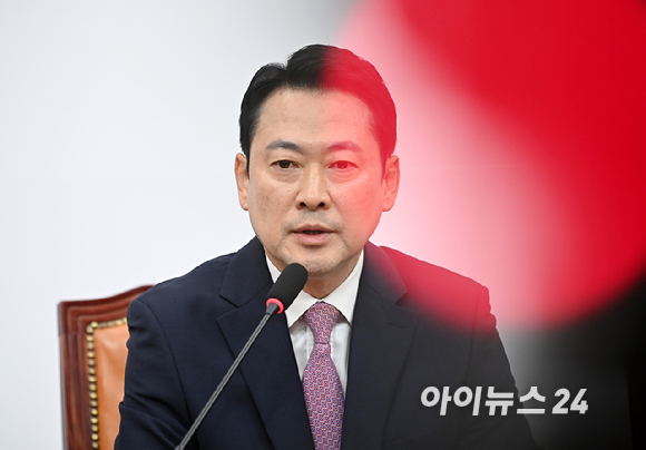 장동혁 국민의힘 대표가 24일 서울 여의도 국회에서 열린 현안 관련 브리핑을 마친 뒤 취재진의 질문에 답변하고 있다. [사진=곽영래 기자]