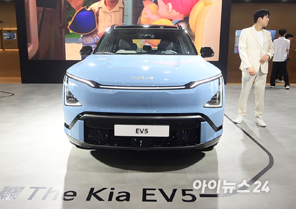 전기차, 전기 이륜차, 전기식 건설기계 등 친환경 이동수단의 미래를 한눈에 볼 수 있는 'EV 트렌드 코리아 2026'이 25일 서울 강남구 코엑스에서 열렸다. 기아 부스에서 이달 출시된 PV5 패신저 7인승(2-2-3)이 전시되고 있다. [사진=정소희 기자]