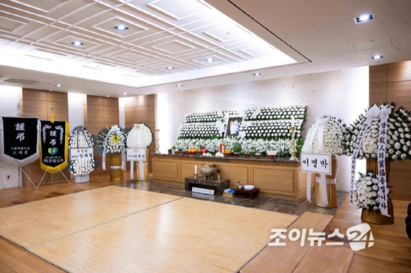 향년 91세를 일기로 별세한 원로 배우 겸 전 국회의원 이순재의 빈소가 25일 서울아산병원 장례식장에 마련됐다. 이재명 대통령의 근조화환이 놓여있다. [사진=사진공동취재단]