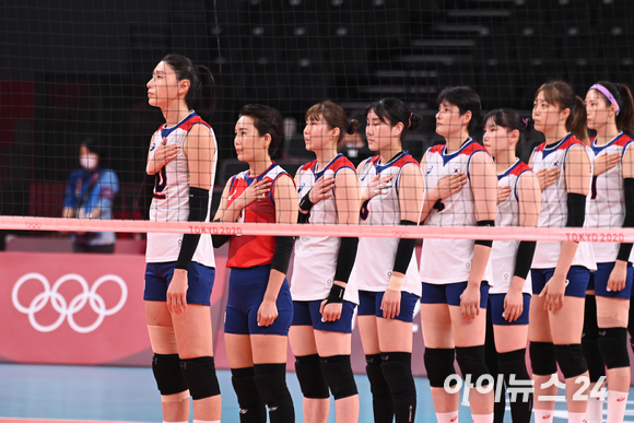 8일 오전 일본 도쿄 아리아케 아레나에서 '2020 도쿄올림픽' 여자 배구 동메달 결정전 대한민국과 세르비아의 경기가 펼쳐졌다. 한국 여자 배구대표팀이 국민의례를 하고 있다.
