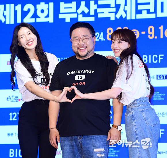 코미디언 채효령-송영길-나현영이 2일 오후 서울 종로구 낙원상가에서 열린 제12회 부산국제코미디페스티벌(BICF) 공식 기자회견에 개그콘서트 팀으로 참석하고 있다. [사진=정소희 기자]
