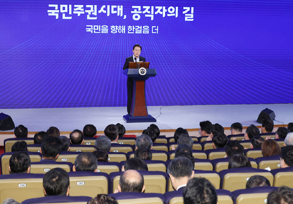 이재명 대통령이 31일 정부서울청사에서 '국민주권시대, 공직자의 길'을 주제로 고위공직자 특별 강연을 하고 있다. 2025.7.31 [사진=연합뉴스]