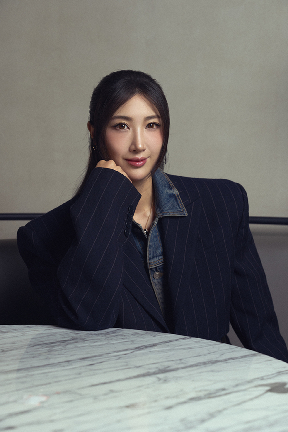 '케이팝 데몬 헌터스'의 '골든' 작곡가이자 가수 이재가 내한 기자간담회에 앞서 포즈를 취하고 있다. [사진=넷플릭스]