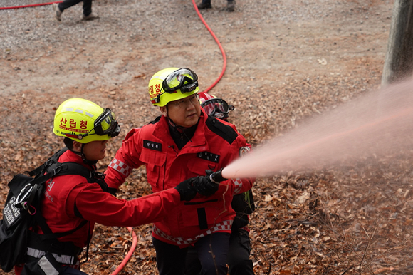 김인호 산림청장(오른쪽)이 11일 강원특별자치도 영월군에서&lsquo;산불재난 대응 합동 훈련&rsquo;을 실시하고 있다 [사진=산림청]