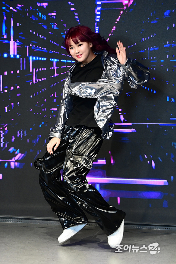 크리에이터 춤추는나율이 15일 서울 성수동 통일타워에 위치한 '케이팝 아케이드'(KPOP ARCADE)에 방문해 대표 프로그램 '비 더 아이돌'(Be The IDOL) 클래스 체험을 하고 있다. [사진=정소희 기자]