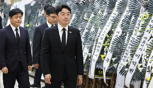 강훈식 대통령 비서실장이 31일 경북 포항시 한 병원 장례식장에 마련된 조희대 대법원장의 부친상 빈소를 찾아 조문을 마친 뒤 떠나고 있다. 2026.8.31 [사진=연합뉴스]