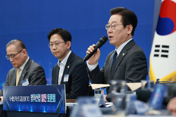 이재명 대통령이 지난 21일 용산 대통령실에서 열린 국무회의에서 국기에 경례하고 있다. [사진=연합뉴스]