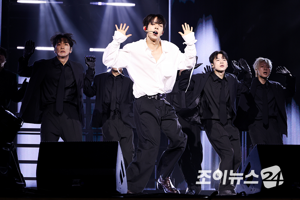 가수 에반이 7일 오후 서울 동대문구 회기동 경희대학교서울캠퍼스평화의전당에서 진행된 에반(EVAN) 첫 번째 미니앨범 '데스 오브 미'(DEATH OF ME) 발매 기념 쇼케이스에 참석해 열띤 무대를 펼치고 있다. [사진=문수지 기자]