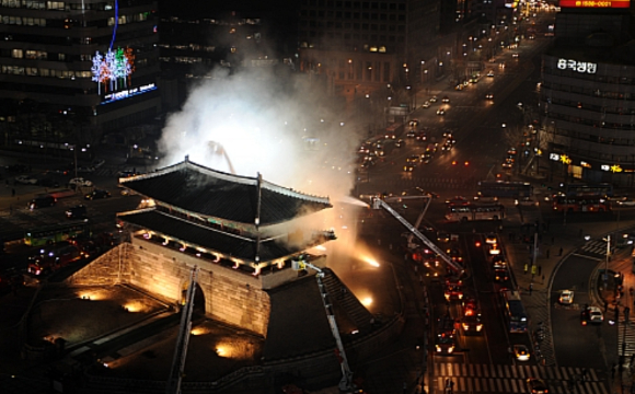 2008년 2월 10일 대한민국 국보 1호 숭례문이 불길에 휩싸였다. 방화로 인한 화재였다. 사진은 불길에 휩싸인 숭례문의 모습. [사진=뉴시스]