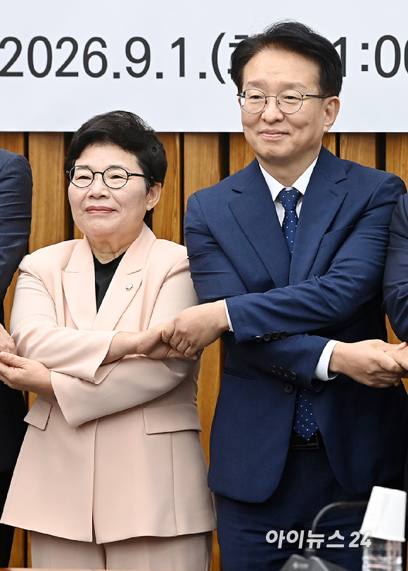 더불어민주당 권칠승 정책위의장과 국민의힘 임이자 정책위의장 등 참석자들이 1일 서울 여의도 국회에서 열린 더불어민주당&ndash;국민의힘 정책위원회 연석회의에서 기념촬영을 하고 있다. [사진=곽영래 기자]