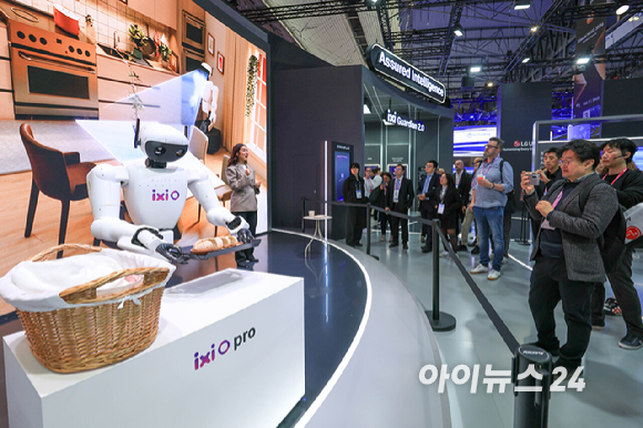 2일(현지시간) 스페인 바르셀로나 피라 그란 비아 전시장에서 열린 '모바일 월드 콩그레스(MWC)2026'에서 LG유플러스 부스에서 AI에이전트 '익시오'가 그린 미래를 시연하는 로봇이 빨래를 바구니에 넣고 있다. 2026.03.02. [사진=바르셀로나=사진공동취재단]
