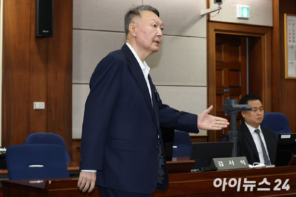 윤석열 전 대통령이 지난달 26일 서울 서초구 서울중앙지법에서 열린 특수공무집행방해, 직권남용 권리행사방해 등 혐의 사건 첫 공판에 출석하고 있다. [사진=사진공동취재단]