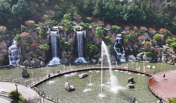 경기도 안산시 노적봉 폭포공원을 찾은 시민들이 시원하게 쏟아지는 폭포수를 바라보고 있다. [사진=연합뉴스]