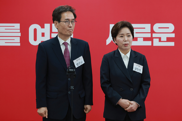 6&middot;3 지방선거 경기도지사에 도전하는 함진규 전 한국도로공사 사장과 국민의힘 양향자 최고위원이 10일 서울 영등포구 여의도 국민의힘 중앙당사에서 열린 광역단체장 후보 면접을 마치고 취재진 질문에 답하고 있다. 2026.3.10 [사진=연합뉴스]