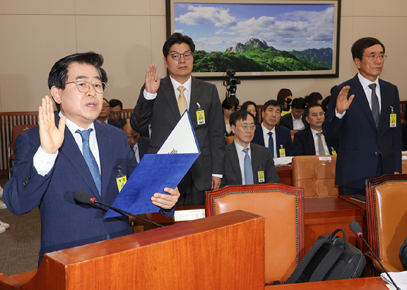 도세호 SPC 대표(왼쪽)가 15일 서울 여의도 국회에서 열린 고용노동부에 대한 기후에너지환경고용노동위원회 국정감사에서 선서를 하고 있다. [사진=연합뉴스]