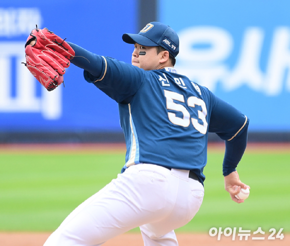 5일 오후 경기도 수원 KT위즈파크에서 '2023 KBO 포스트시즌 플레이오프' 5차전 KT 위즈와 NC 다이노스의 경기가 열렸다. NC 선발 투수 신민혁이 역투하고 있다. [사진=정소희 기자]