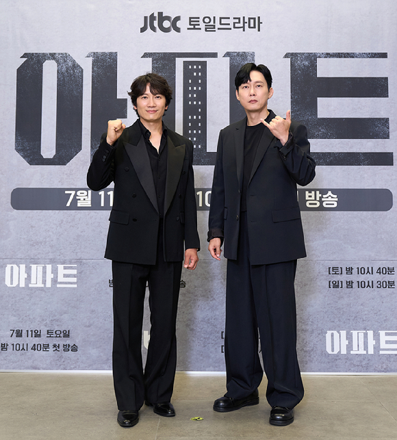 배우 지성, 박병은이 JTBC 토일드라마 '아파트' 제작발표회에서 포즈를 취하고 있다. [사진=JTBC]