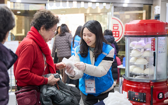 11일 서울 서초구 양재노인종합복지관에서 상미당홀딩스 해피봉사단이 설 명절을 맞아 관내 어르신들에게 호빵을 나누고 있다. [사진=상미당홀딩스]