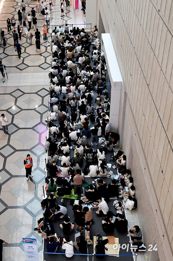 23일 서울 강남구 코엑스에서 열린 2027학년도 수시 대학입학정보박람회에서 학부모&middot;학생들이 입장을 대기하고 있다. [사진=곽영래 기자]