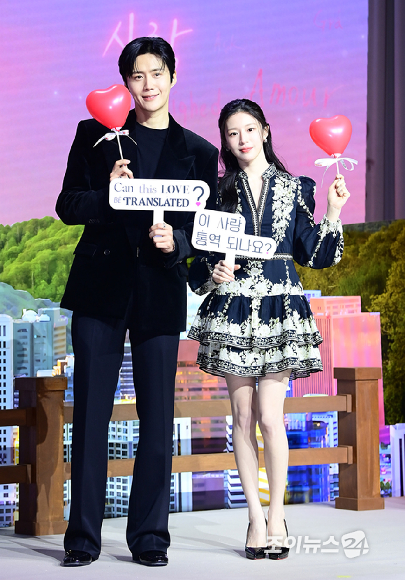 배우 김선호와 고윤정이 13일 오전 서울 강남구 조선팰리스 서울강남에서 열린 넷플릭스 시리즈 '이 사랑 통역 되나요?' 제작발표회에 참석하고 있다. [사진=정소희 기자]