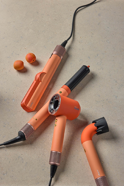 다이슨코리아는 봄&middot;여름 시즌을 맞아 한정판 헤어 케어 기프트 에디션 '세라믹 아프리콧&middot;토파즈'를 출시했다. [사진=다이슨코리아]