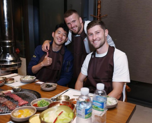 토트넘 홋스퍼 손흥민이 지난 14일 팀 동료들에게 소고기를 대접했다. [사진=토트넘 구단 SNS]