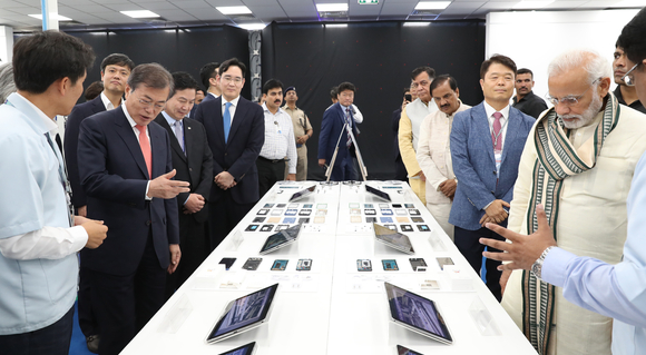 지난 2018년 7월 삼성전자 인도 노이다 공장에서 이재용 회장(가운데)이 문재인 전 대통령과 함께 제품을 둘러보고 있다. [사진=뉴시스]
