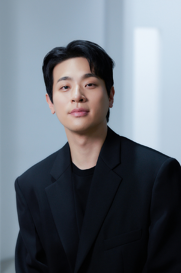 배우 박정민이 영화 '얼굴' 인터뷰에 앞서 포즈를 취하고 있다. [사진=플러스엠엔터테인먼트]