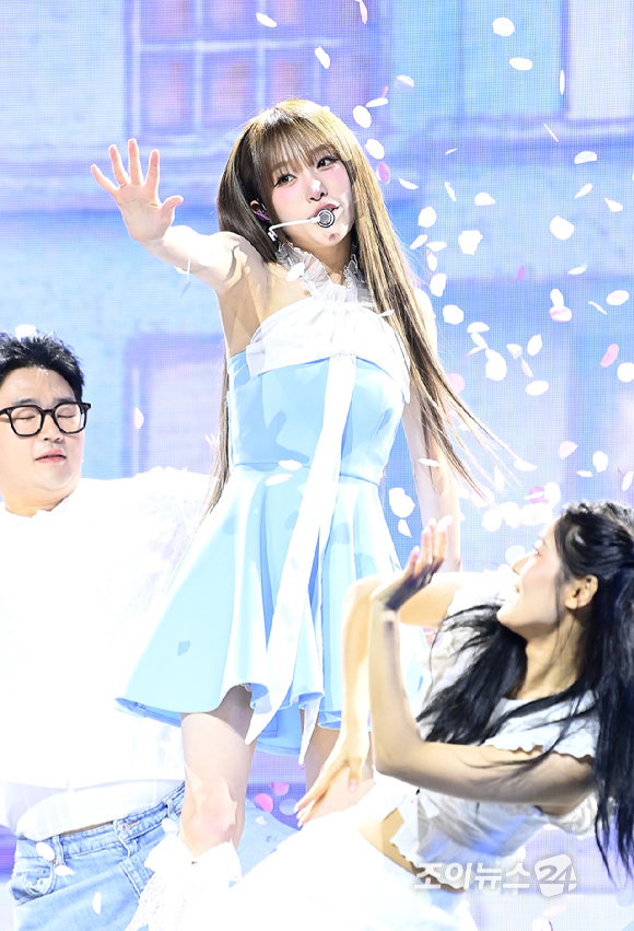 가수 최예나가 29일 오후 서울 용산구 블루스퀘어서 열린 네 번째 미니앨범 '블루밍 윙스 (Blooming Wings)' 발매기념 쇼케이스에서 무대를 선보이고 있다. [사진=곽영래 기자]