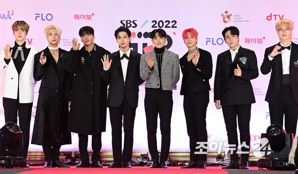 그룹 에이티즈가 24일 오후 서울 고척스카이돔에서 열린 2022 SBS 가요대전 레드카펫에서 포즈를 취하고 있다. [사진=김성진 기자]