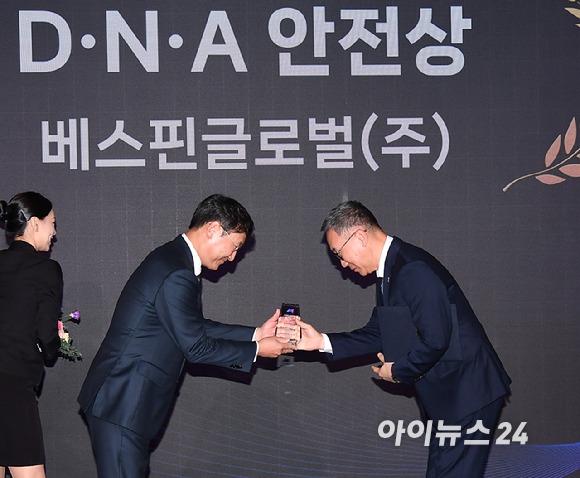 종합경제미디어 아이뉴스24가 23일 서울 영등포구 여의도동 FKI타워컨퍼런스센터에서 '아이포럼2025-지금은 인공지능 대전환(AX):AI 3대 강국 어떻게 만들 것인가' 컨퍼런스를 개최했다. 포럼에 앞서 '제6회 아이뉴스24 D&middot;N&middot;A 혁신상 시상식'이 열린 가운데 베스핀글로벌 코리아 허양호 대표가 D&middot;N&middot;A 안전상(정보통신산업진흥원원장상)을 수상하고 있다. 왼쪽은 시상자로 나선 김득중 정보통신산업진흥원 부원장. [사진=곽영래 기자]