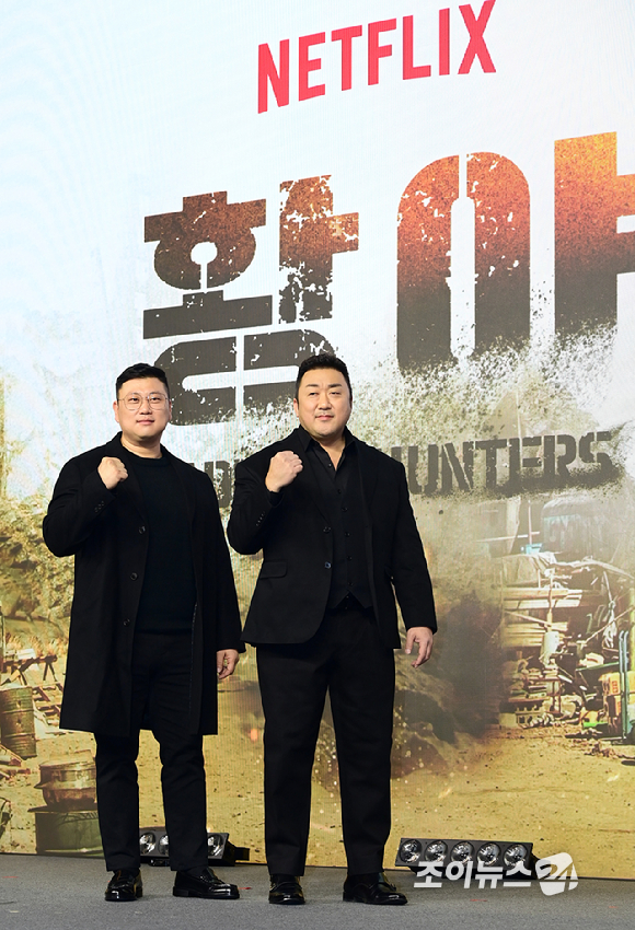 영화감독 허명행과 배우 마동석이 16일 오전 서울 종로구 JW메리어트 동대문스퀘어서울에서 열린 넷플릭스 영화 '황야'(감독 허명행) 제작보고회에 참석하고 있다. [사진=정소희 기자]