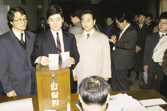 1994년 1월 한국이동통신 주식 공개입찰 현장. [사진=SKT]
