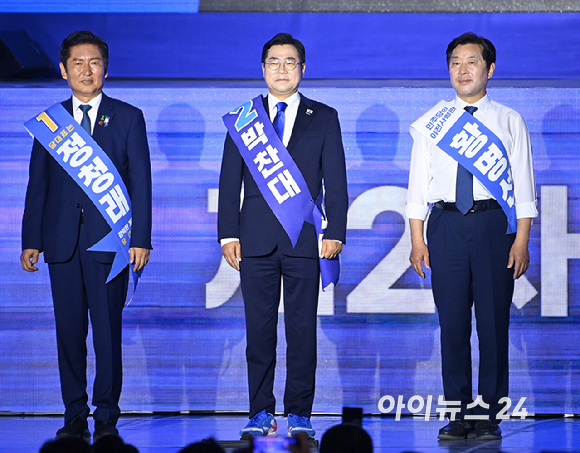 더불어민주당 당 대표 후보 정청래&middot;박찬대와 최고위원 후보 황명선이 2일 오후 경기 고양시 일산서구 킨텍스에서 열린 제2차 임시전국당원대회에서 기념촬영을 하고 있다. [사진=곽영래 기자]