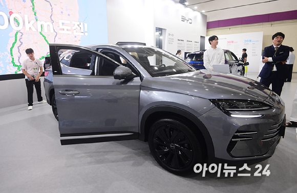 'EV 트렌드 코리아 2026'이 25일 서울 강남구 코엑스에서 열렸다. BYD코리아 부스에 순수 전기차 '아토 3 플러스'가 전시되고 있다. [사진=정소희 기자]