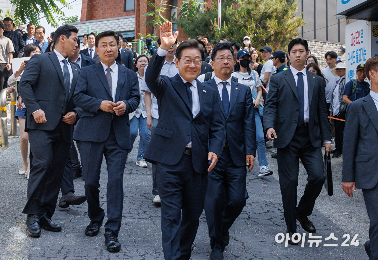 이재명 더불어민주당 후보가 29일 서울 서대문구 신촌동 주민센터 투표소에서 청년들과 함께 제 21대 대통령선거 사전투표를 하고 있다. [사진=곽영래 기자]